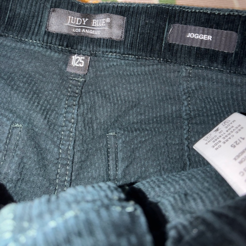 JUDY BLUE VELVET ECLIPSE HIGH RISE CORDUROY JOGGER in emerald - Picture 5 of 9